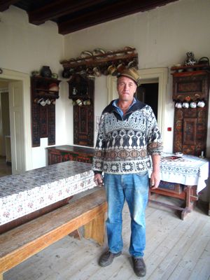 Richttag und Faschingsfeier finden heute in Seiburg im Pfarrhaus statt, in dem kein Pfarrer mehr wohnt, im Bild der derzeitige Seiburger Kurator Herr Albrich (Foto: J. Jürgens)