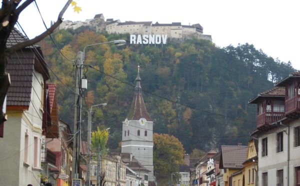 Evangelische Kirche mit der Rosenauer Burg im Hintergrund (Foto: J. Jürgens)