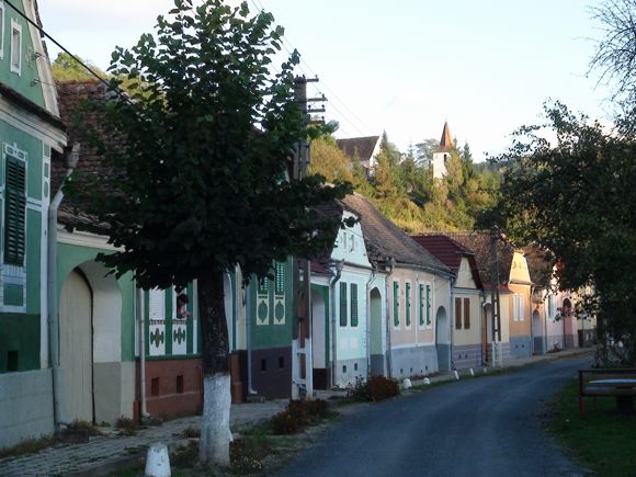 Straße in Neudorf mit Blick auf den evangelischen Kirchturm (Foto: J. Jürgens)
