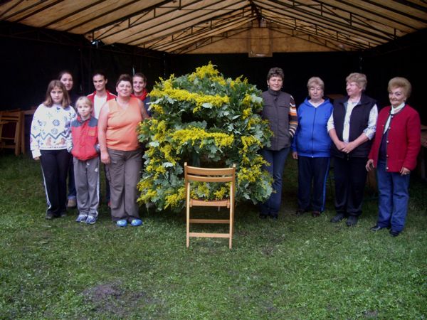 Die "Kronenbinderinnen" aus Kerz im Juni 2010 (Foto: J. Jürgens)