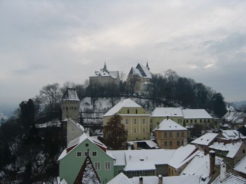 Foto: Wikipedia (Schulberg mit Bergkirche und Joseph-Haltrich-Lyzeum)