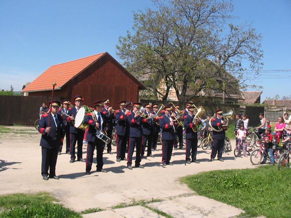 Petersdorfer Blaskapelle mit den Kindern am 1. Mai 2010 (Foto: Georg Boer)