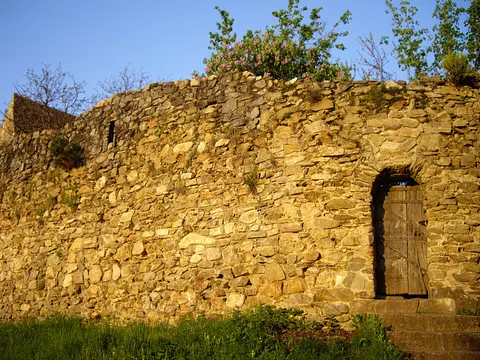 Maisingen an der Burg – Burgmauer in den ersten Sonnenstrahlen am 1. Mai