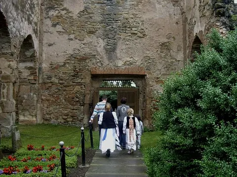 Kronenfest Kerz – Nach dem Gottesdienst: Kinder in Tracht kommen aus der Kirche