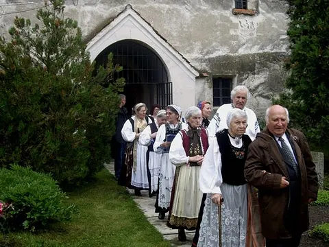 Kronenfest Kerz – Nach dem Gottesdienst: Mitglieder des Hermannstädter Chors "Die Sälwerfäddem"