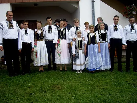 Kronenfest Kerz – Kerzer Gemeindemitglieder mit dem Pfarrer Michael Reger (links) in der Festtracht