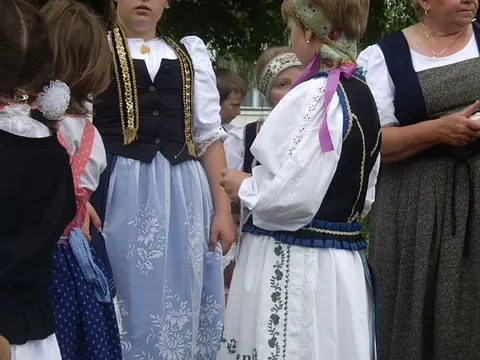 Kronenfest Kerz – Kindergartenkinder von Frau Szegedi (rechts im Bild) in Tracht