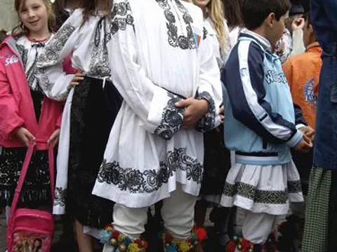 Maifest 2010 – Junge aus rumänischer Tanzgruppe in Tracht