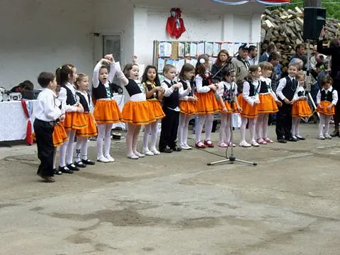 Maifest 2010 – Programm im ZIegenwald: Hier - eine Gruppe des deutschen Kindergartens von Sächsisch-Reen