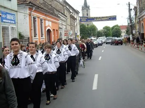 Maifest 2010 – Marsch der Schüler und Tanzgruppen durch die Stadt in den Ziegenwald