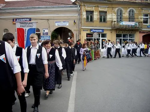 Maifest 2010 – Marsch der Schüler und Tanzgruppen durch die Stadt in den Ziegenwald