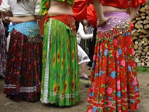 Maifest 2010 – Mitglieder der Roma-Tanzgruppe vor ihrem Auftritt