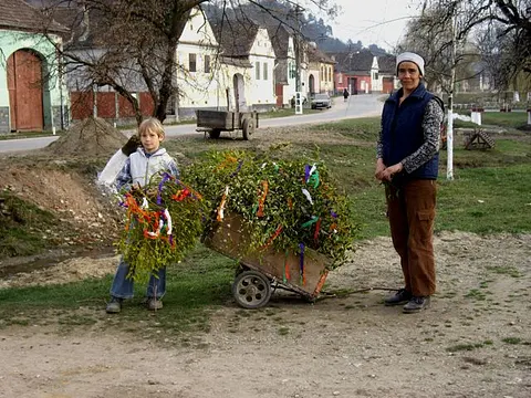 Palmzweige Tragen – Palmzweige Tragen mit dem Handwagen